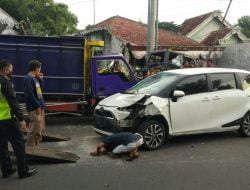Diduga Sopir Mengantuk, Truk Tabrak 4 Mobil di Jalan Raya Kawedanan