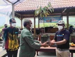 Ikut Memperingati Hari Pers, Soni Bara Bagikan Puluhan Bibit Durian Saman Pada Jurnalis