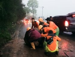 Longsor di Jalan Raya Sarangan – Plaosan Sempat Ganggu Arus Lalulintas