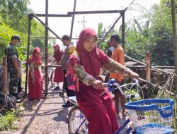 Jembatan Rusak, Bhabinkamtibmas dan Babinsa Disiagakan Bantu Warga Menyebrang