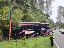 Diduga Rem Blong, Bus Pariwisata Tabrak Tebing di Jalan Raya Sarangan – Cemoro sewu