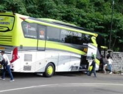 Lagi, Bus Pariwisata Tabrak Tebing di Tikungan Atas Kebun Stroberi Sarangan