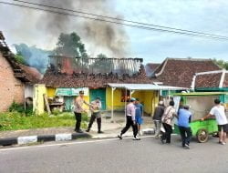 Ditinggal Jualan di Pasar, Rumah Janda Tua di Tinap Sukomoro Ludes Terbakar