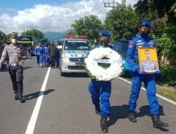 Ratusan Masyarakat Antar Pemakaman Jenazah Briptu Anam di TPU Milangasri