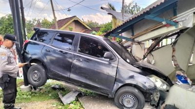 Alami Pecah Ban, Mobil Plat AD Tabrak Pos Kampling di Desa Mojopurno