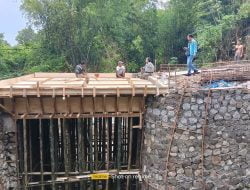 Proyek Jembatan BPBD Prov Jatim di Desa Karas Dikeluhkan Nunggak Upah Pekerja dan Material