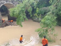 Cegah Banjir, Ilham Rescue Bersihkan Sampah Dibawah Jembatan Mangge