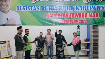 Wujudkan Aspirasi Kelompok Tani di Tawanganom, Ketua DPRD Hibahkan Mesin Pertanian