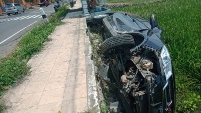 Tabrak Motor di Jalan Raya Plaosan – Magetan, Mobil Wuling Cortez Nyungsep di Parit