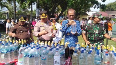 Apel Gelar Pasukan, Polres Magetan Musnahkan Ratusan Liter Miras dan Kenalpot Brong