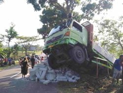 Gagal Nanjak, Truk Fuso Muat 30 Ton Hebel Tabrak Pemotor di Jalan Raya Sidorejo – Plaosan