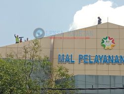 Ngeri, Pekerja di Atap Pasar Baru Ini Joget-joget Tanpa Menggunakan Alat K3