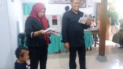 Salurkan Hak Pilih di TPS 01 Mojorejo, Ketua DPRD Ajak Masyarakat Sukseskan Pemilu 2024