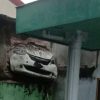 Usai Isi BBM, Mobil Sirion Warna Putih Tabrak Tembok SPBU Sukomoro Hingga Jebol