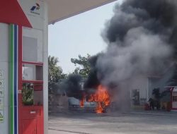 Mobil Daihatsu Espass Terbakar di SPBU Takeran