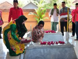 Sebelum Mendaftar Cagub Jatim, Tri Rismaharini Ziarah ke Makam Gubernur Suryo di Magetan