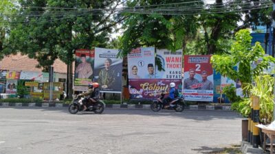 Banner Sosialisasi KPU Tutupi APK Paslon 01, KPU Magetan Diduga Tidak Netral