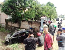 Diduga Kurang Konsentrasi, Mobil Daihatsu Xenia Tabrak Tiang Telepon di Jalan Raya Sukomoro Magetan