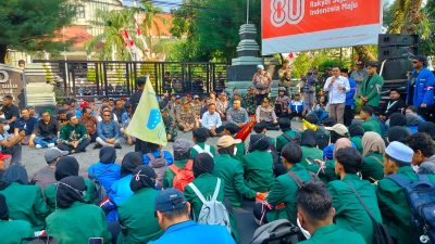 Ratusan Mahasiswa Unjuk Rasa di Depan Gedung DPRD Magetan, Suarakan Sejumlah Aspirasi