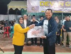 Hadiri Final Bola Voli di Trosono, Bunda Nanik Serahkan Hadiah Sapi Kepada Penonton Beruntung 
