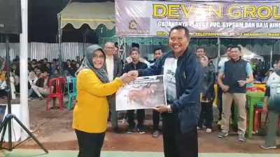 Hadiri Final Bola Voli di Trosono, Bunda Nanik Serahkan Hadiah Sapi Kepada Penonton Beruntung 
