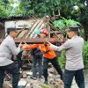 Aparat Gabungan dan Warga Turun Tangan Bersihkan Material Rumah Roboh di Kartoharjo Magetan