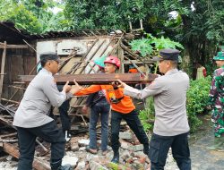 Aparat Gabungan dan Warga Turun Tangan Bersihkan Material Rumah Roboh di Kartoharjo Magetan