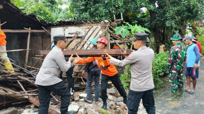 Aparat Gabungan dan Warga Turun Tangan Bersihkan Material Rumah Roboh di Kartoharjo Magetan