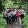 Dukung Program Indonesia ASRI, Polres Magetan Bersihkan Sampah di Jalur Pendakian Gunung Lawu