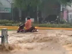 Air Luapan Drainase Banjiri Ruas Jalan Mayjen Sukowati Magetan