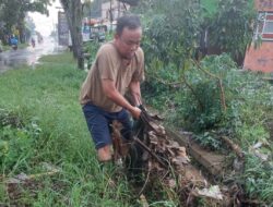 Sumbatan Sampah Picu Banjir di Ngariboyo, Wakil Bupati Magetan Turun Tangan Bersihkan Selokan