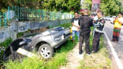 Lupa Tarik Tuas Rem Tangan, Mobil Brio di Magetan Terperosok ke Parit Saat Ditinggal Salat