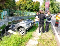 Lupa Tarik Tuas Rem Tangan, Mobil Brio di Magetan Terperosok ke Parit Saat Ditinggal Salat