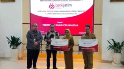 Bank Jatim Serahkan CSR untuk Percantik Alun-Alun Magetan dan Kampus Unesa 5