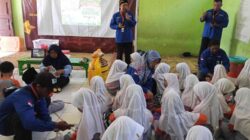 Peringati Hari Anak Nasional, MI PSM Dosi Gandeng BSSJ Latih Siswa Sulap Sampah Plastik Jadi Sofa Botik