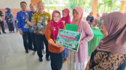 Dinsos Magetan Serahkan Bansos WRSE untuk 22 Perempuan Tulang Punggung Keluarga di Kartoharjo