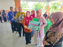 Dinsos Magetan Serahkan Bansos WRSE untuk 22 Perempuan Tulang Punggung Keluarga di Kartoharjo