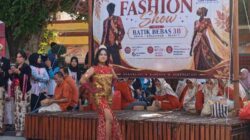 Batik Prodo Bernuansa Emas Bawa Angela Curi Perhatian di Fashion Show HUT Ke-80 SMPN 1 Magetan