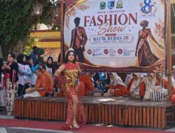 Batik Prodo Bernuansa Emas Bawa Angela Curi Perhatian di Fashion Show HUT Ke-80 SMPN 1 Magetan